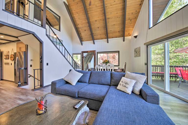 Bikes + Game Room: Lovely Lake Arrowhead Home! — photo 5