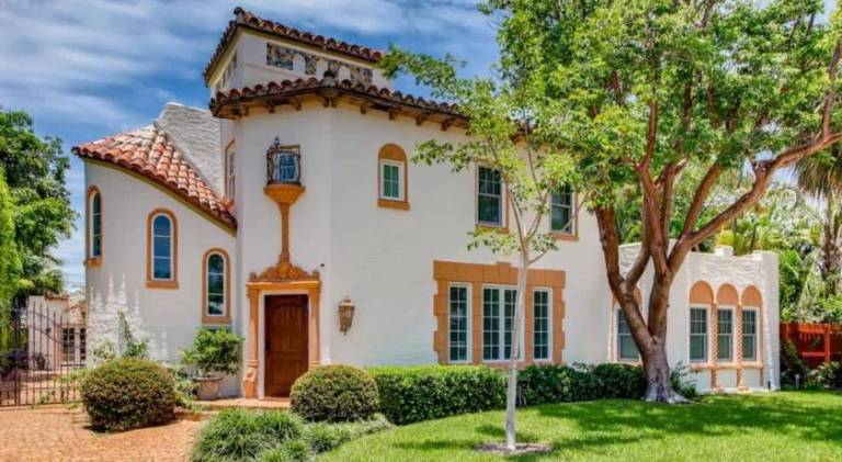 House with pool — photo 5