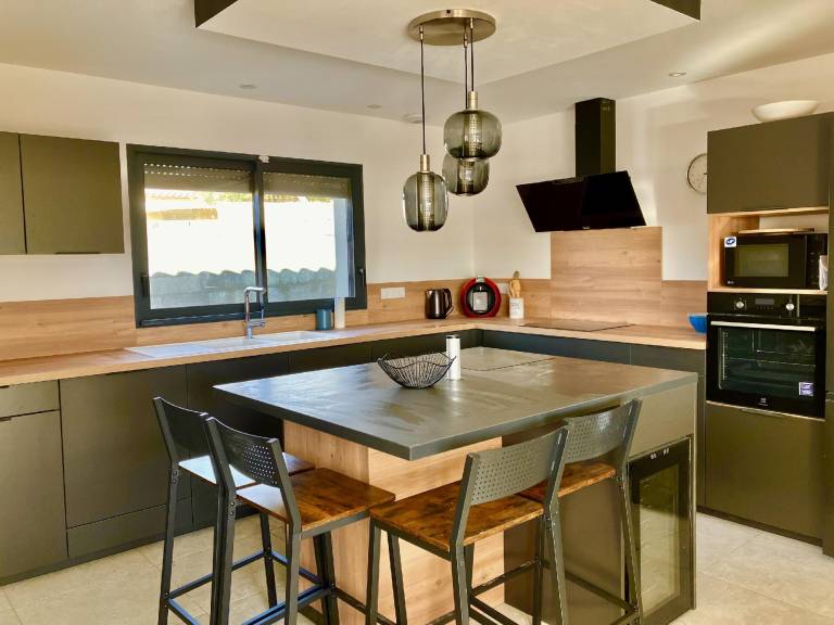Fully equipped villa with patio, garden & private pool | Perfect for remote work | Pets are welcome — photo 3