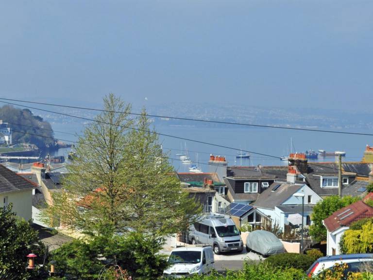 House with garden | Water view — photo 2