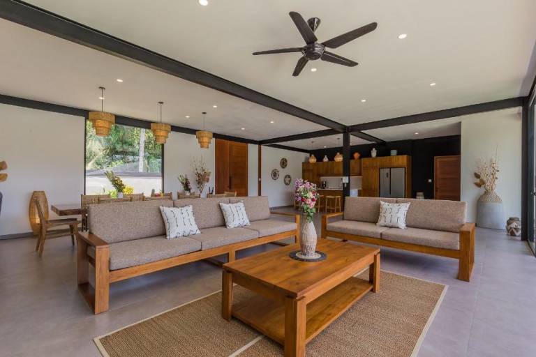 Child-friendly pleasant villa with grill, pool & hot tub | Pets allowed — photo 4