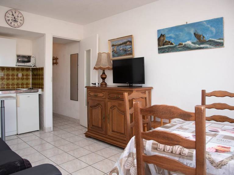 Cozy studio in Lavandou with parking, steps from the beach — photo 4