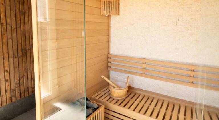 Villa with jacuzzi, private pool & garden | Pet-friendly — photo 4