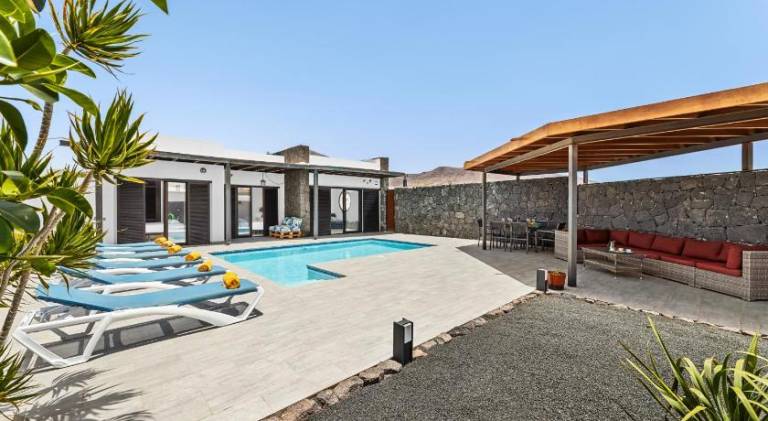 Villa with BBQ, terrace & yard in Yaiza