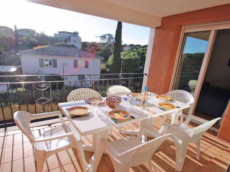 Holiday apartment with pool, garden & terrace in Sainte-Maxime