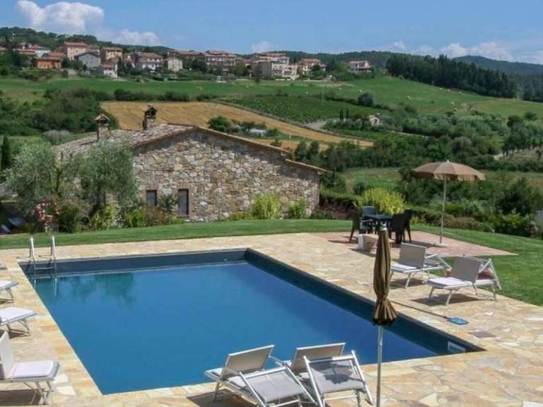 Fully equipped vacation home with barbeque, yard & private pool | Pets allowed — photo 2