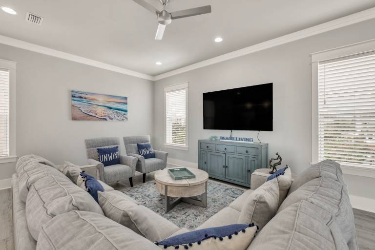 Vacation home with heated pool, patio & BBQ | Lake view — photo 3