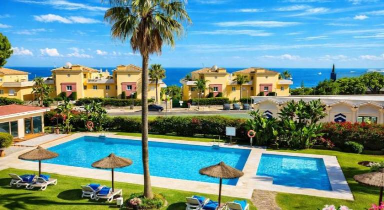 Apartment with garden, patio & private pool in Marbella
