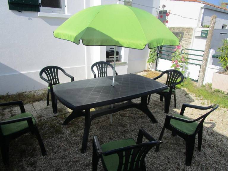 Cozy 3BR Home in Saint-Gilles-Croix-de-Vie, Steps from Center and Beach, Sleeps 6 — photo 4