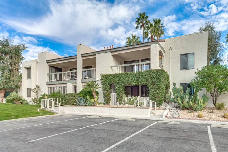 2 Mi to Dtwn Palm Springs! Modern Condo w/ Pool — photo 4