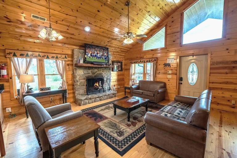 Little Sugar Camp: Pet Friendly, Free Attraction Tickets, Hot Tub, & Pool Table — photo 5