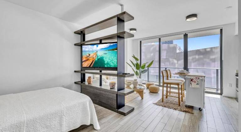 Casa Solea - Luxury High-Rise Condo - Downtown Miami - Pool & Gym - Free Parking - Bright City Views in Miami, FL