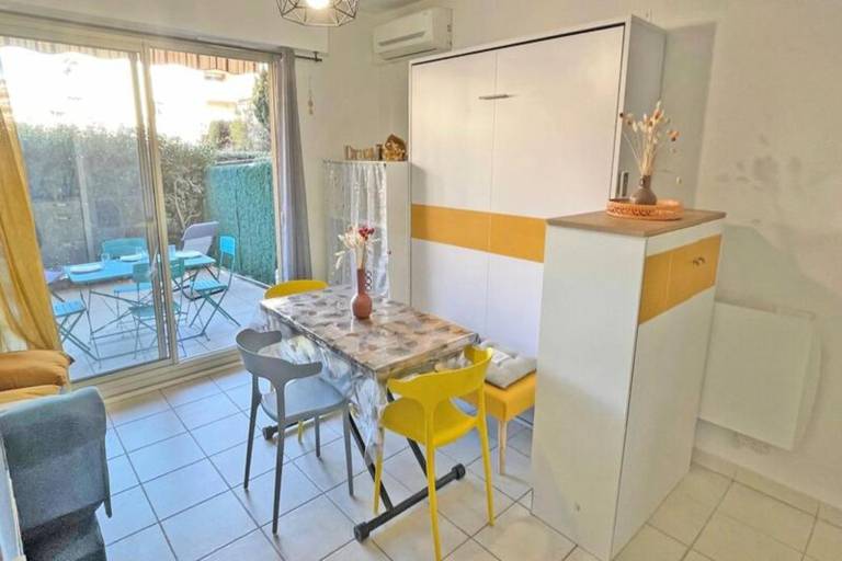 Rental apartment with patio — photo 4
