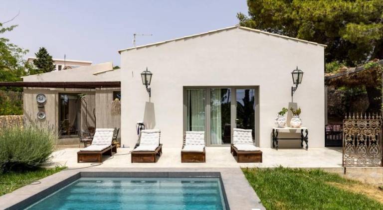 Villa with pool in Avola