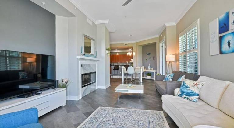 2 Bedroom 2 Bath Luxury condo with Oversized Patio & Outdoor Grill. — photo 2