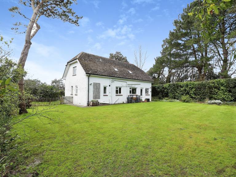 Family-oriented cottage with grill & yard | Pets allowed in Lymington