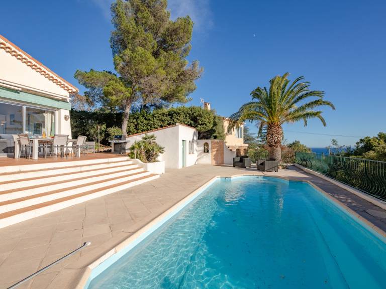 Vacation home with terrace, BBQ & garden | Sea view — photo 5