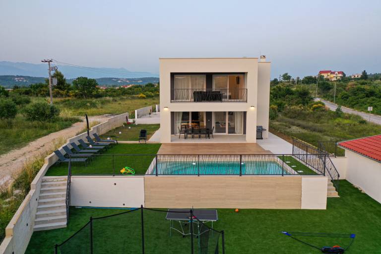 Children-friendly nice villa with barbecue, patio & private pool | Close to the beach | Pets are welcome in Zadar