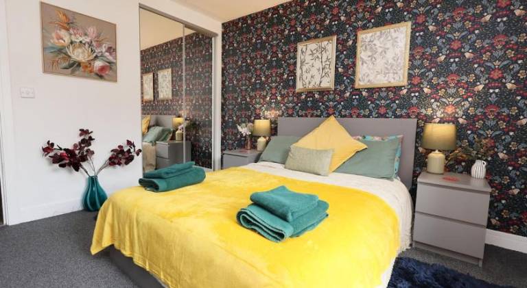 26 7 mins Stadium Central Apartment - sleeps 4 - "Perfect for Contractors and Families - Free Stree — photo 2