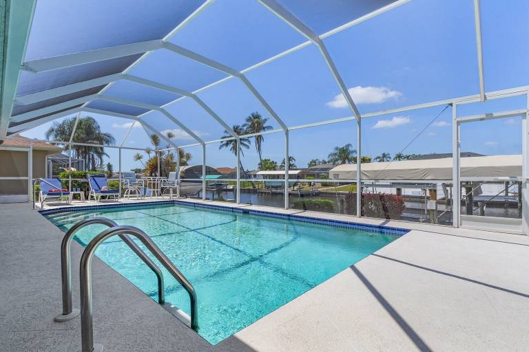 Vacation home with BBQ & private pool | Water view — photo 2