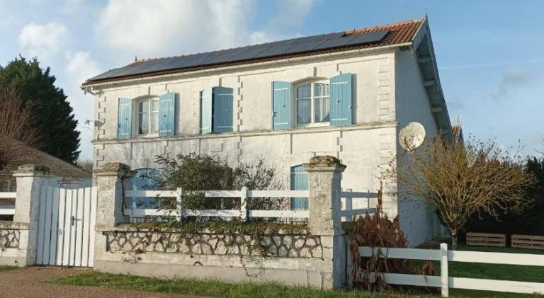 House with pool in Saintes