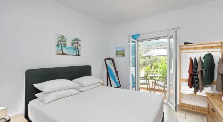 Holiday apartment with pool, garden & terrace — photo 2