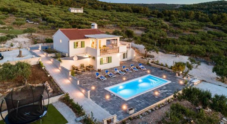 Villa with pool — photo 5