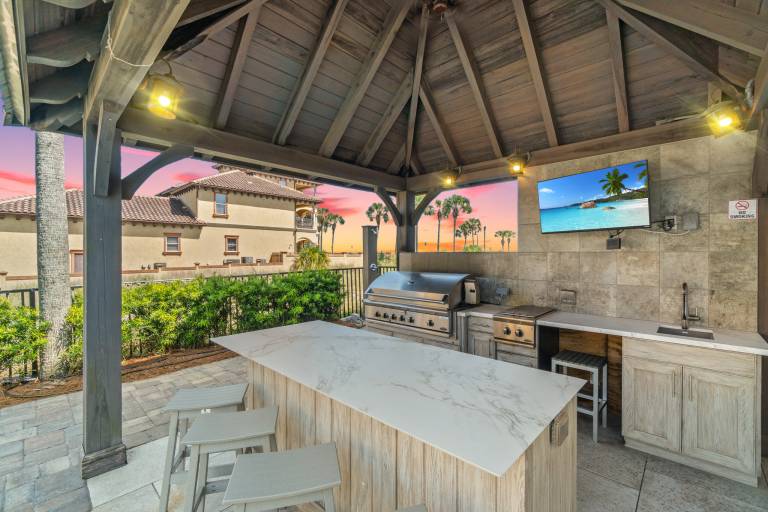 Vacation home with terrace, yard & barbeque | Water view — photo 2
