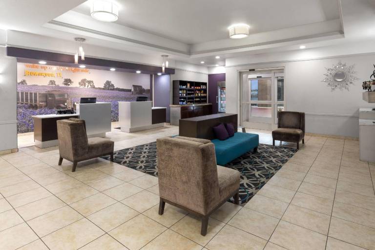 La Quinta Inn & Suites by Wyndham Brownwood — photo 4