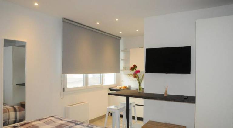 Serviced apartment with yard — photo 2
