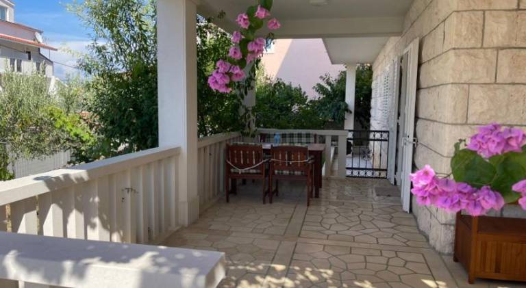 Rental apartment with yard, terrace & barbeque — photo 5