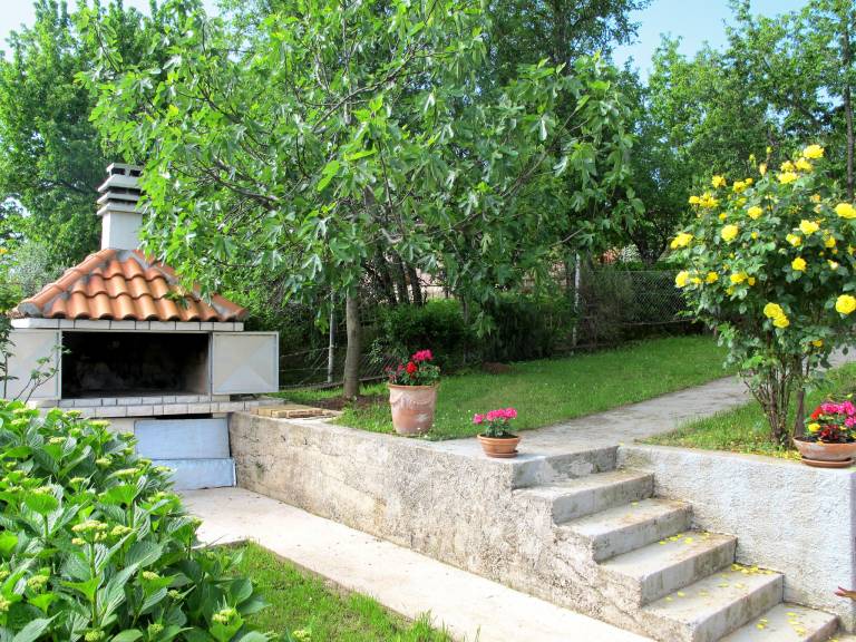 Fully equipped rental apartment with barbecue, terrace & yard | Sea view | Pets are welcome — photo 3