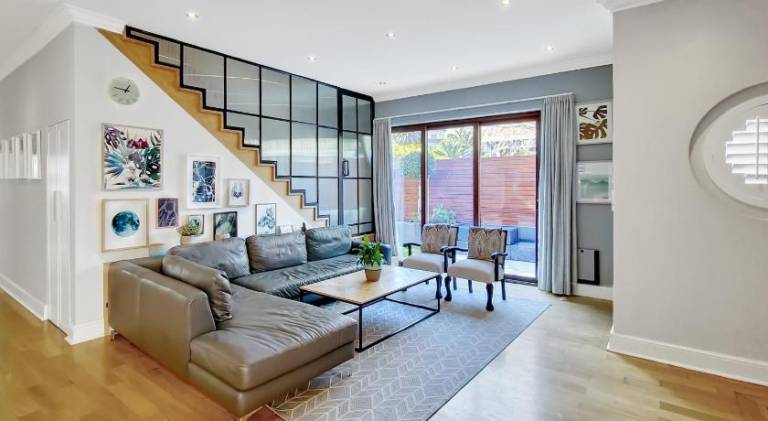 Spacious house with pool | Near District Six Museum | Pet-friendly in Cape Town