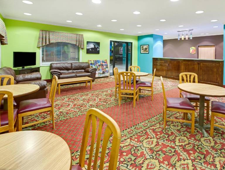 Super 8 By Wyndham Pasadena — photo 4