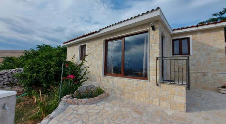 Vacation home with 1 room for 4 persons in Novalja