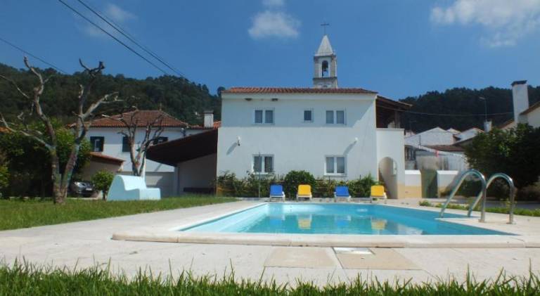 Vacation home with yard, grill & private pool | Dogs allowed in Coimbra