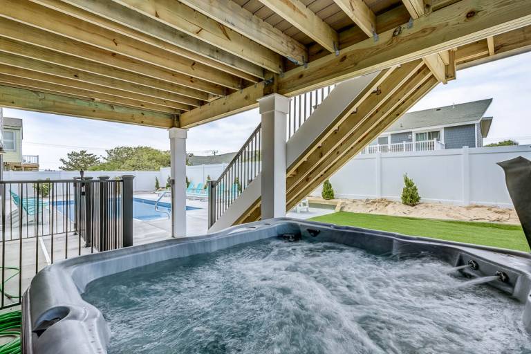 Happy As a Clam 230 ft to the beach Private Pool, Hot Tub, Dog Friendly — photo 2