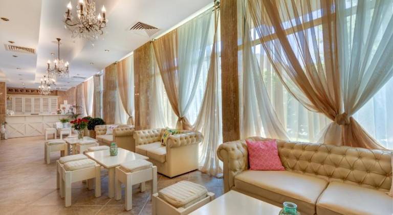 Serviced apartment with patio, garden & pool | Pets allowed — photo 3