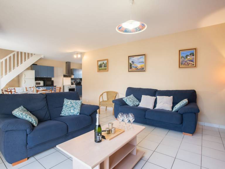 Fully equipped nice vacation home with yard & patio | Next to the beach | Pet-friendly — photo 2
