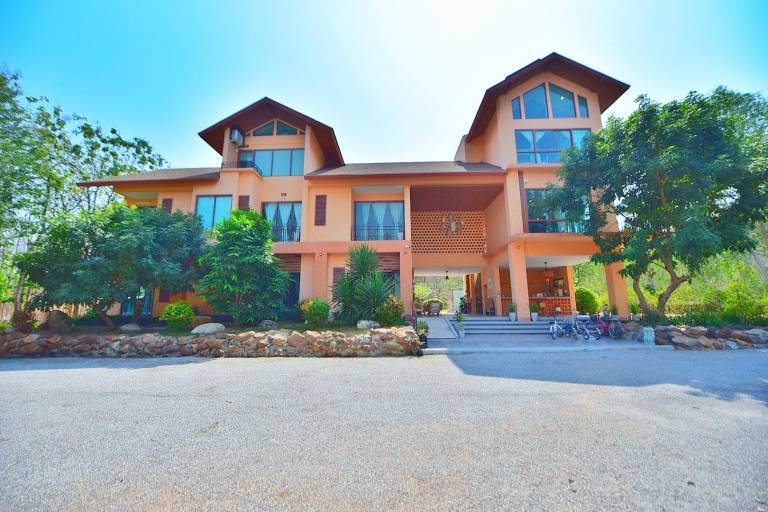 Beautiful apartment with grill, garden & pool | Perfect for remote work | Pets allowed — photo 3