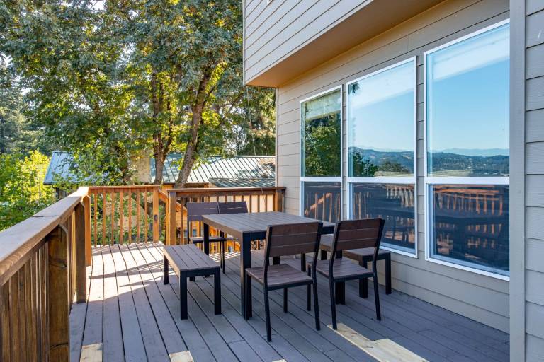 Family-oriented vacation home with patio | Dogs allowed in Hood River, OR