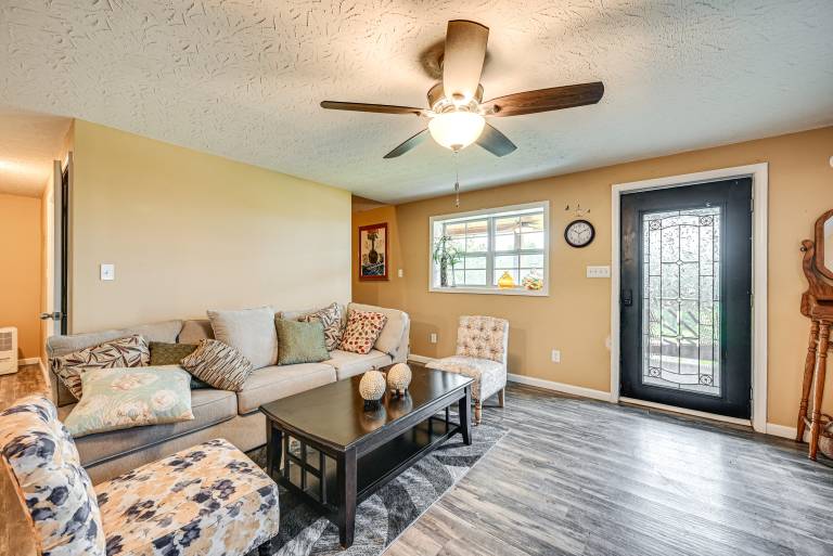 6 Mi to Lake Liberty: Pet-Friendly Home w/ Yard — photo 4