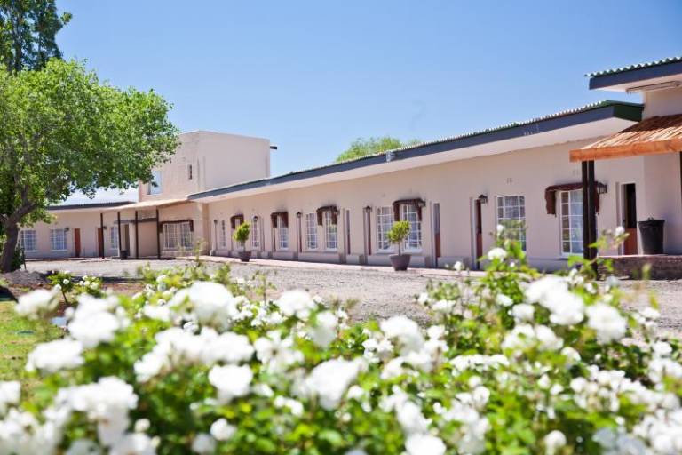 Lodge with terrace, garden & pool in Beaufort West