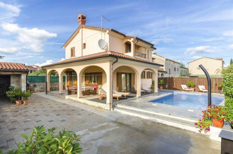 Villa with patio, garden & barbeque | Pool view — photo 4