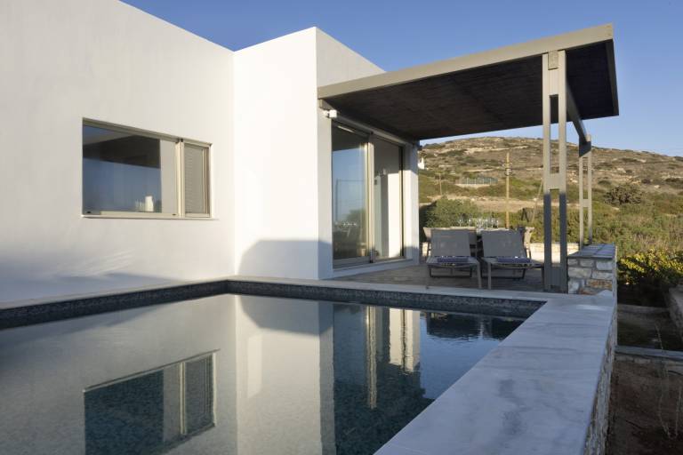 Villa with barbeque, yard & patio | Beach view — photo 3