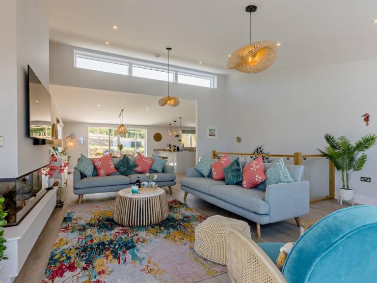 Cottage with terrace, hot tub & garden | Water view in Bideford