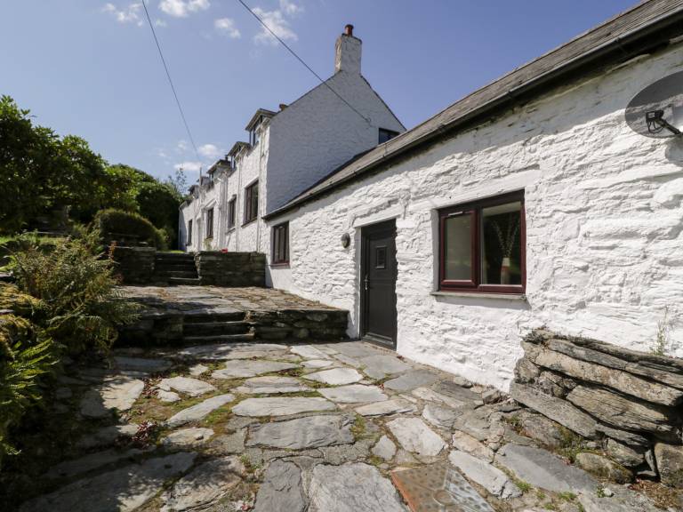 Cottage with yard — photo 2