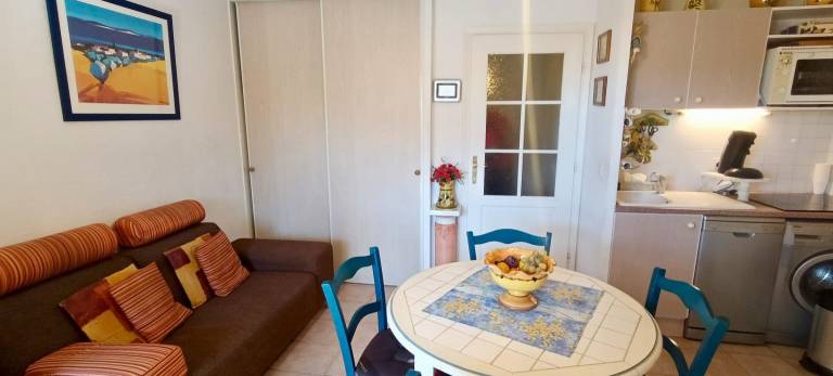 Apartment with patio — photo 2