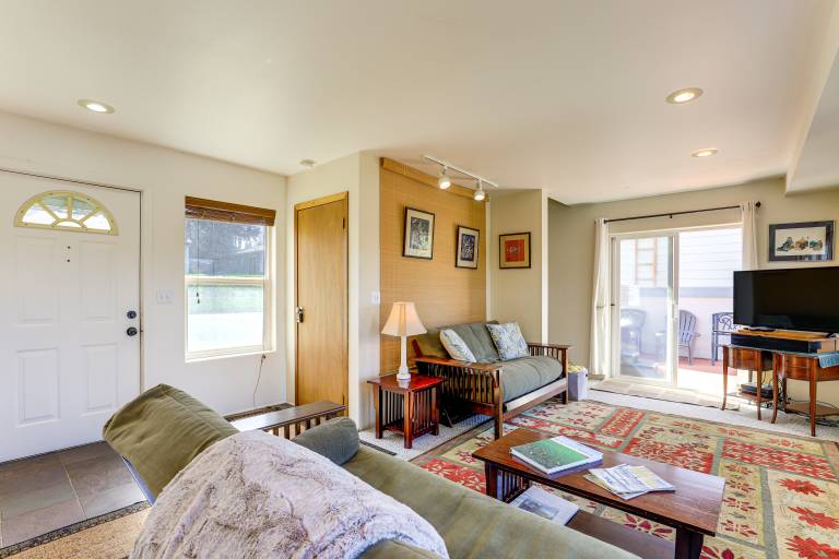 Hot Tub & Decks: Central Hood River Townhome! — photo 4