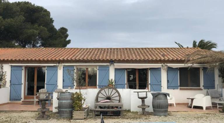 House with barbecue, garden & terrace in Saintes-Maries-de-la-Mer